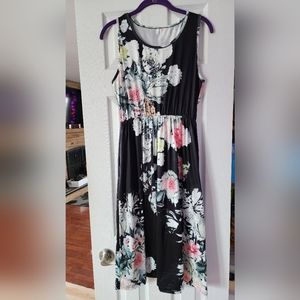 Black dress with beautiful flowers pattern... and.. POCKETS!!!!!